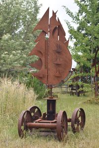 Skulptur eines Feuers als k&uuml;nstlerische L&ouml;sung f&uuml;r den Garten in Leipzig